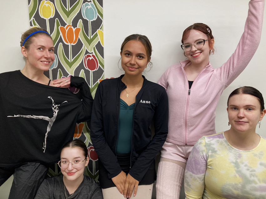 Meira Düssel (vas.), Kaisa Toivola, Anne Kivelä, Milka Rintala ja Emma Mäkelä Pyynikin Trikoolla ennen balettiharjoitusten alkua. Kuva: Maikki Palm